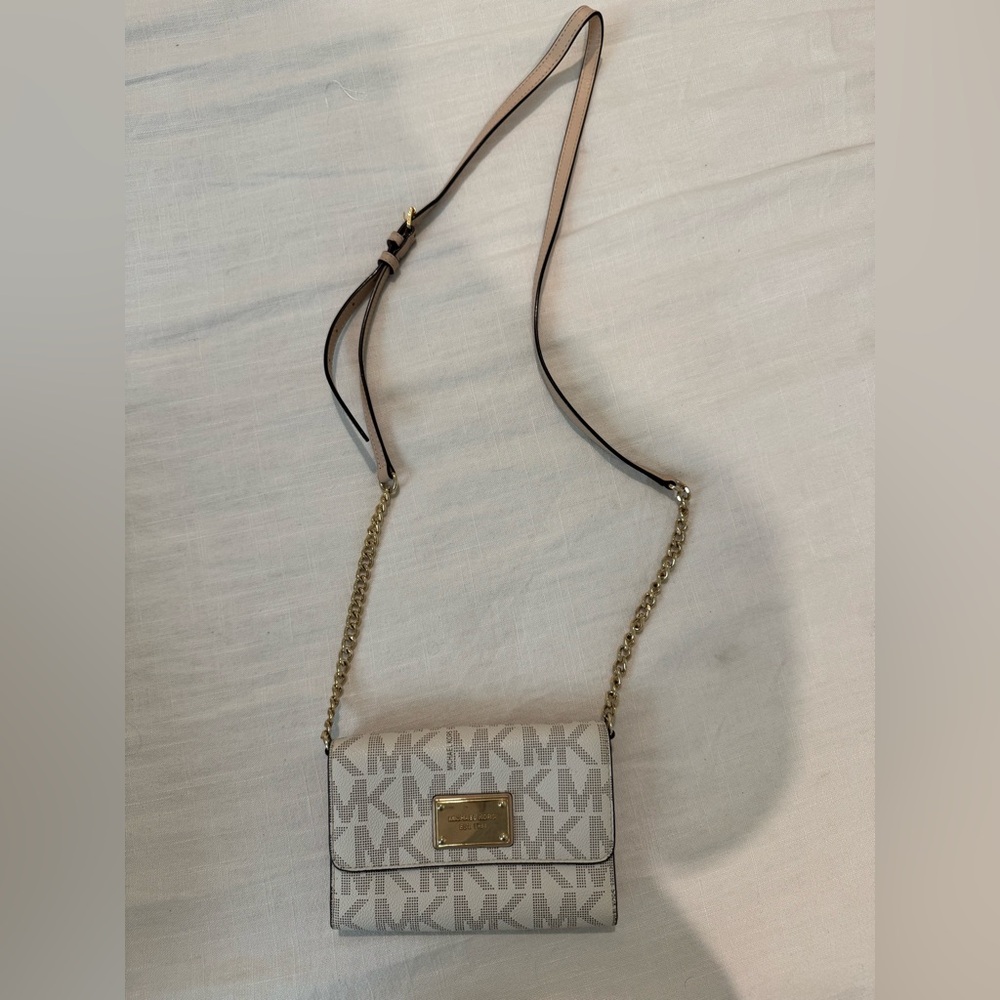 Micheal Kors tan and cream purse! gold plate logo in front!